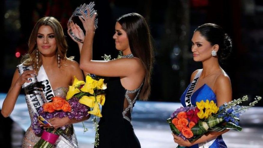 Miss+crowning+Miss+Universe