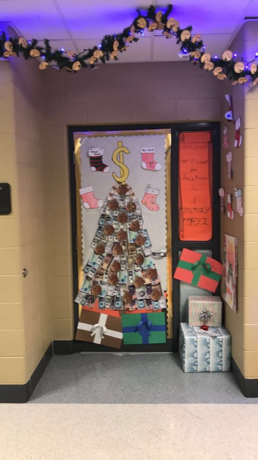 Door decorating contests brings holiday cheer – Arrow