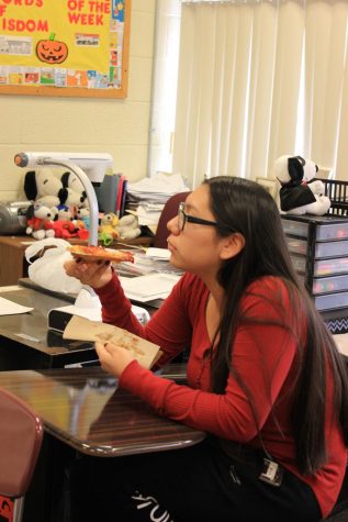 Senior Monica Alejos-Gomez eats pizza at the first Creative Writing Club meeting. 