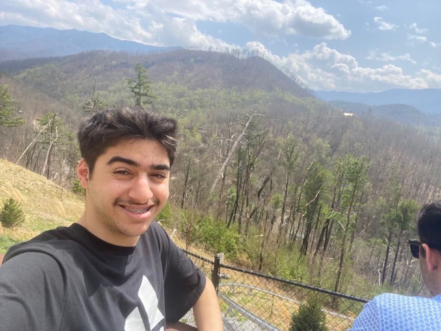 Senior+Bassam+Qadri+takes+a+selfie+with+the+Smoky+Mountains+in+the+background+in+Gatlinburg%2C+Tennessee.+photo+by+Bassam+Qadri