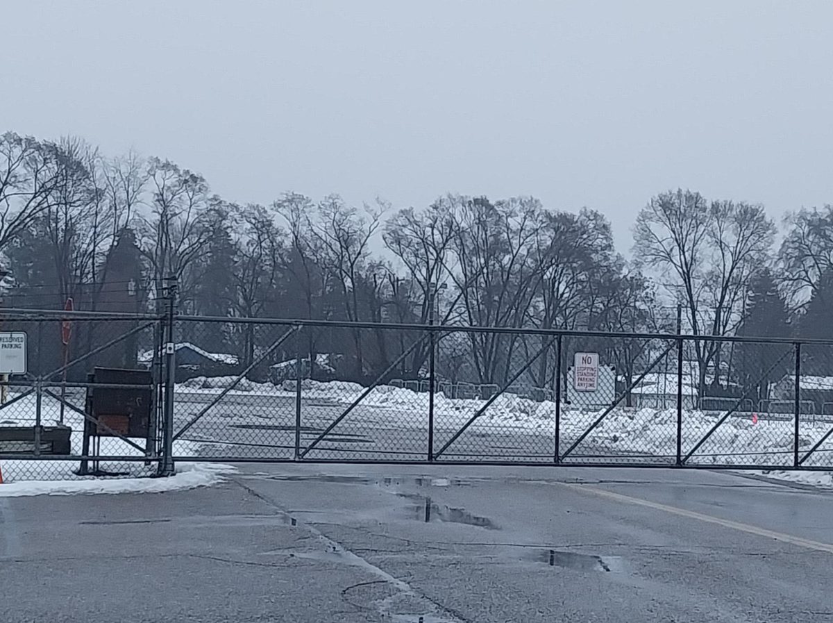 The gates to the new parking lot are open weekdays for students,
and close at 4:15pm.
